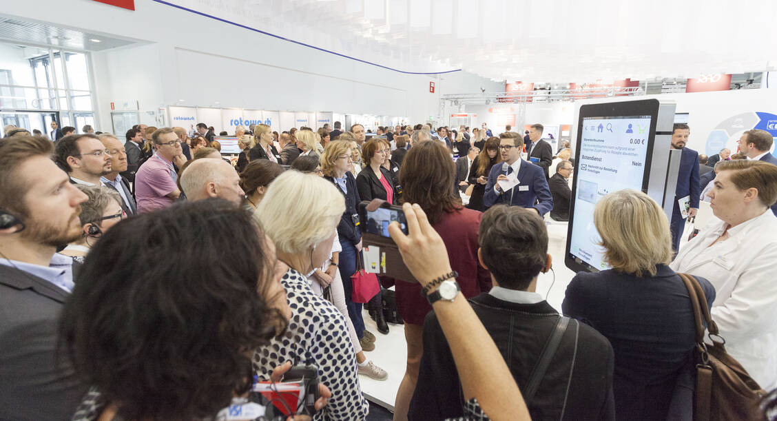 Das Interesse ist groß bei den geführten Messerundgängen zum Thema »Digitalisierung«. In diesem Jahr wird es noch mehr Führungen geben.   / Foto: Avoxa