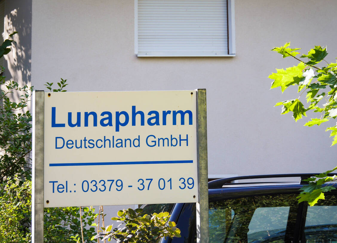 In dem Prozess um den Brandenburger Pharma-Großhändler Lunapharm soll heute vor dem Landgericht Potsdam ein Urteil gesprochen werden (Archivbild). / © imago/Jürgen Ritter