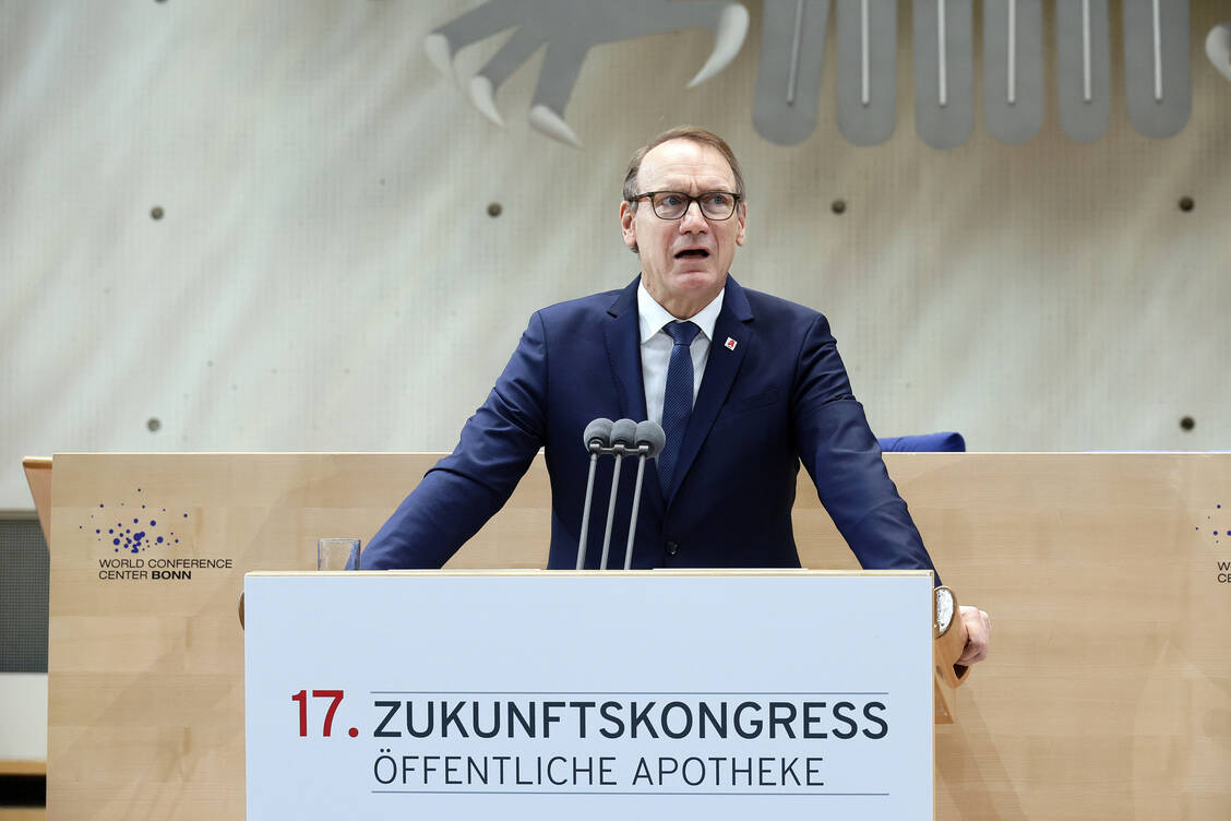 »Wir gehen stark davon aus, dass die Apothekenzahl inzwischen deutlich unter 17.000 liegt«, sagte ABDA-Präsident Preis (Archivbild)  den Zeitungen der Funke-Mediengruppe. / © PZ/ Alois Müller