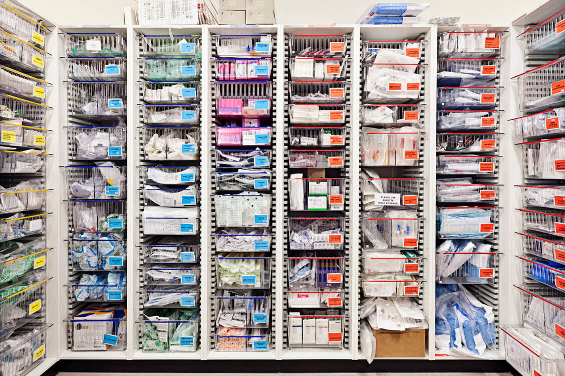 Gut gefüllte Regale sollen in Zukunft sowohl beim Bund als auch beim Katastrophenschutz der Länder Realität sein: Die Notfallreserve an Arzneimitteln und medizinischer Schutzausrüstung wird in Deutschland aufgestockt. / Foto: Getty Images/
Justin Paget