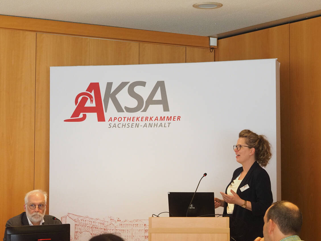 Michaela Gbur bei der Versammlung der Apothekerkammer Sachsen-Anhalt 2025 in Magdeburg. / © AKSA/ Detlef Klauck
