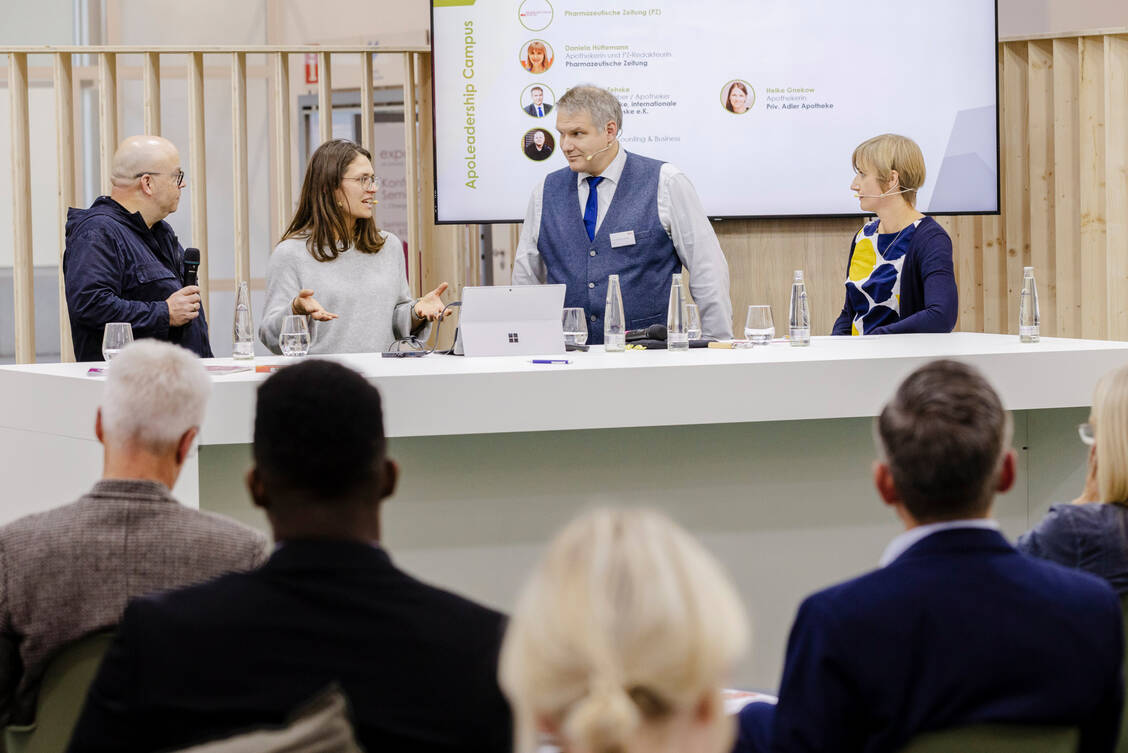Impulse zur modernen Apothekenführung und einen kleinen thematischen Vorgeschmack auf den PZ-Management-Kongress 2026 gibt es wie schon im Vorjahr bei der Expopharm in Düsseldorf.  / © Avoxa/Expopharm/Zweilux