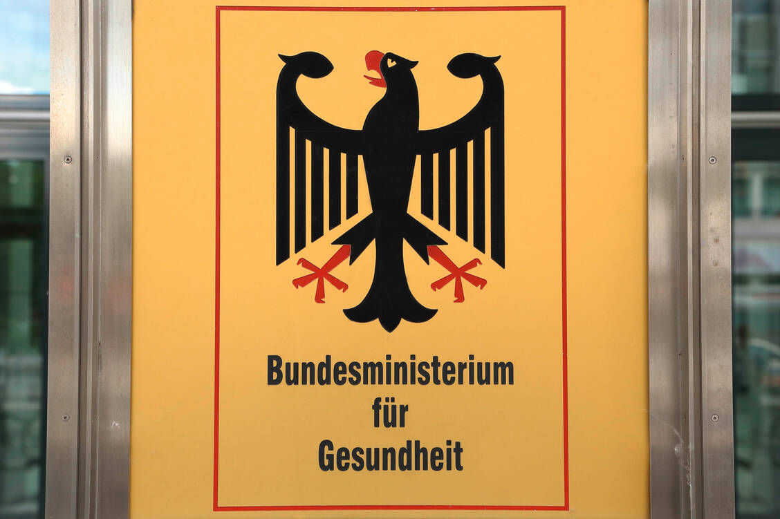 Die Vergütung der Botendienste der Apotheker soll laut einem Verordnungsentwurf aus dem Bundesgesundheitsministerium verlängert und halbiert werden. / Foto: imago/Martin Mueller