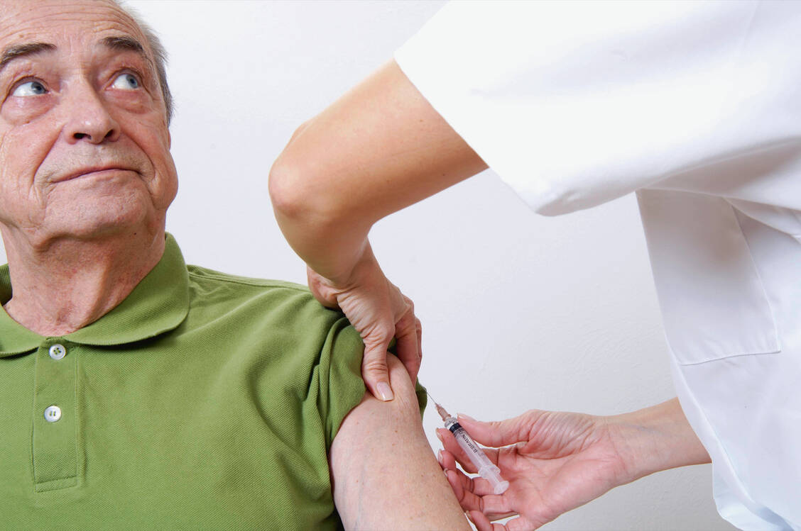 Bei Menschen über 60 Jahren ist die Pneumokokken-Immunisierung eine Standardimpfung. / Foto: Imago/emil umdorf