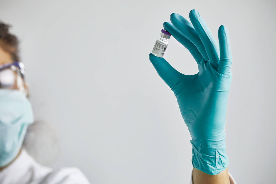 Eine Ampulle des Impfstoffs von Biontech und Pfizer enthält nach Verdünnung mehr als die fünf angegebene Impfdosen. Die FDA empfiehlt, diese nicht zu verwerfen. / Foto: Biontech