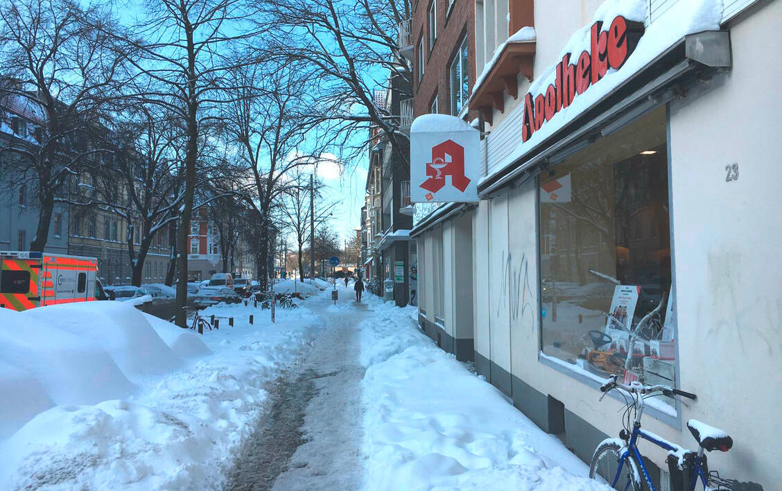Tief »Tristan« fegte durch Nordrhein-Westfalen und sorgte für Chaos. In Westfalen-Lippe mussten zwischenzeitlich einige Apotheken schließen. Inzwischen hat sich die Lage beruhigt, Schneeverwehungen wie hier in der westfälischen Stadt Münster sind aber noch da. / Foto: Privat