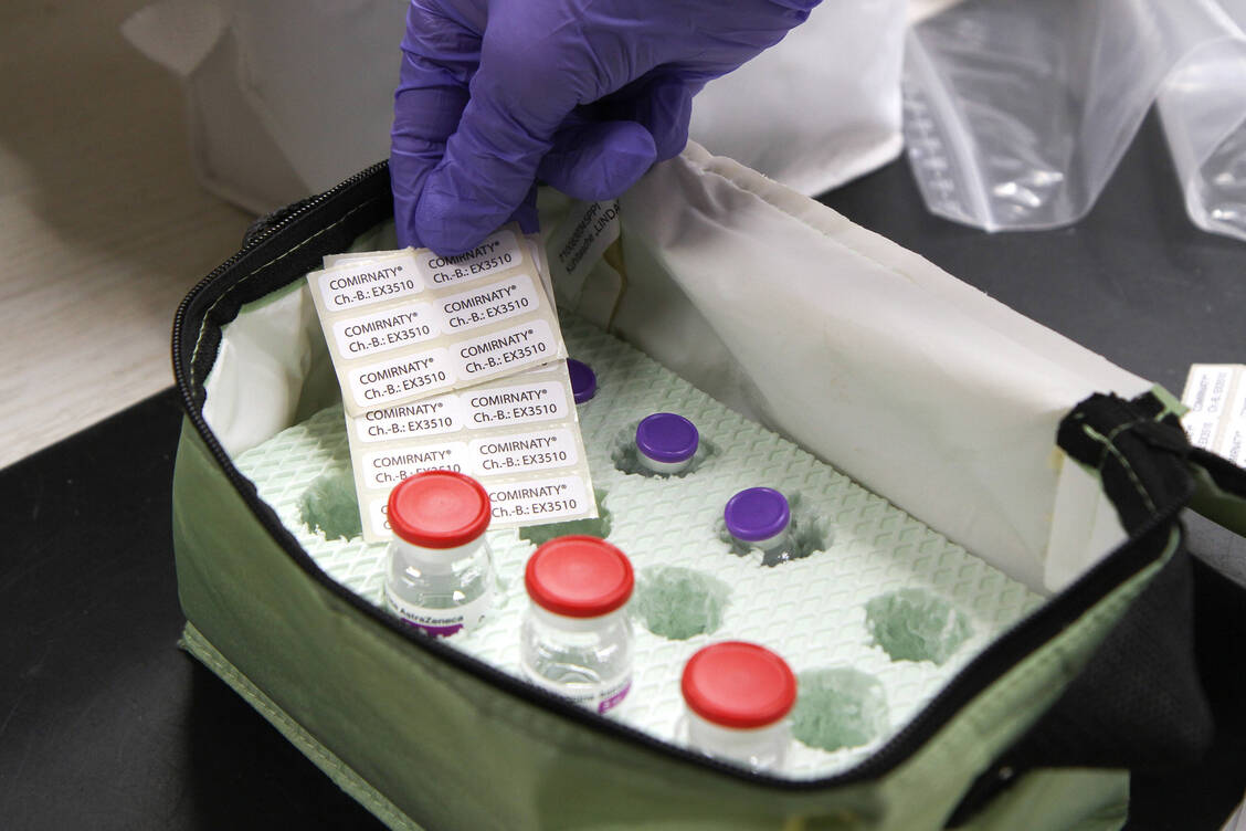 Impfstoffe gegen das Coronavirus können Apotheken jeweils nur bei einem einzigen Großhändler bestellen. Mitglied das Phagro muss der allerdings nicht unbedingt sein.  / Foto: Imago images/Eibner