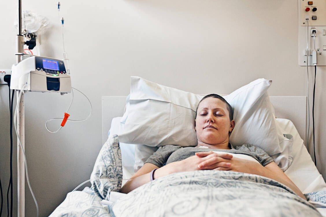 Wie aggressiv therapiert wird, hängt unter anderem vom Therapieziel, vom Alter und von der Konstitution des Patienten ab, aber auch von seinen Wünschen. / Foto: Getty Images/Justin Paget