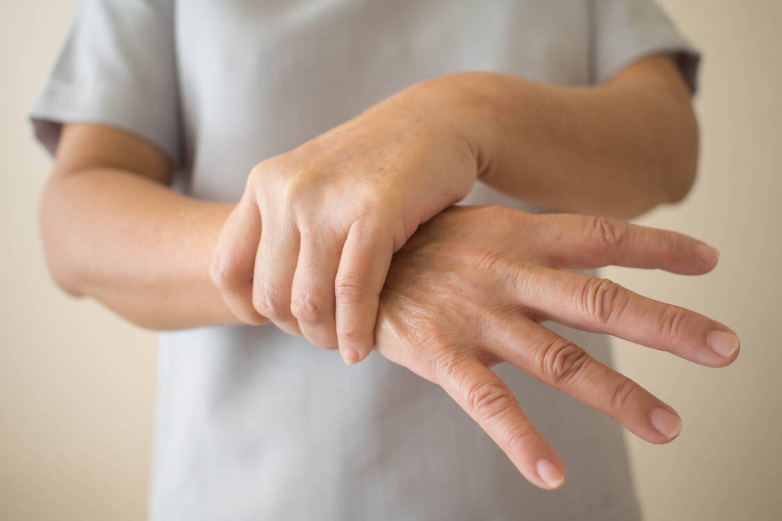 L-Dopa verbessert Parkinson-Symptome wie den typischen Tremor. / Foto: Adobe Stock/Orawan
