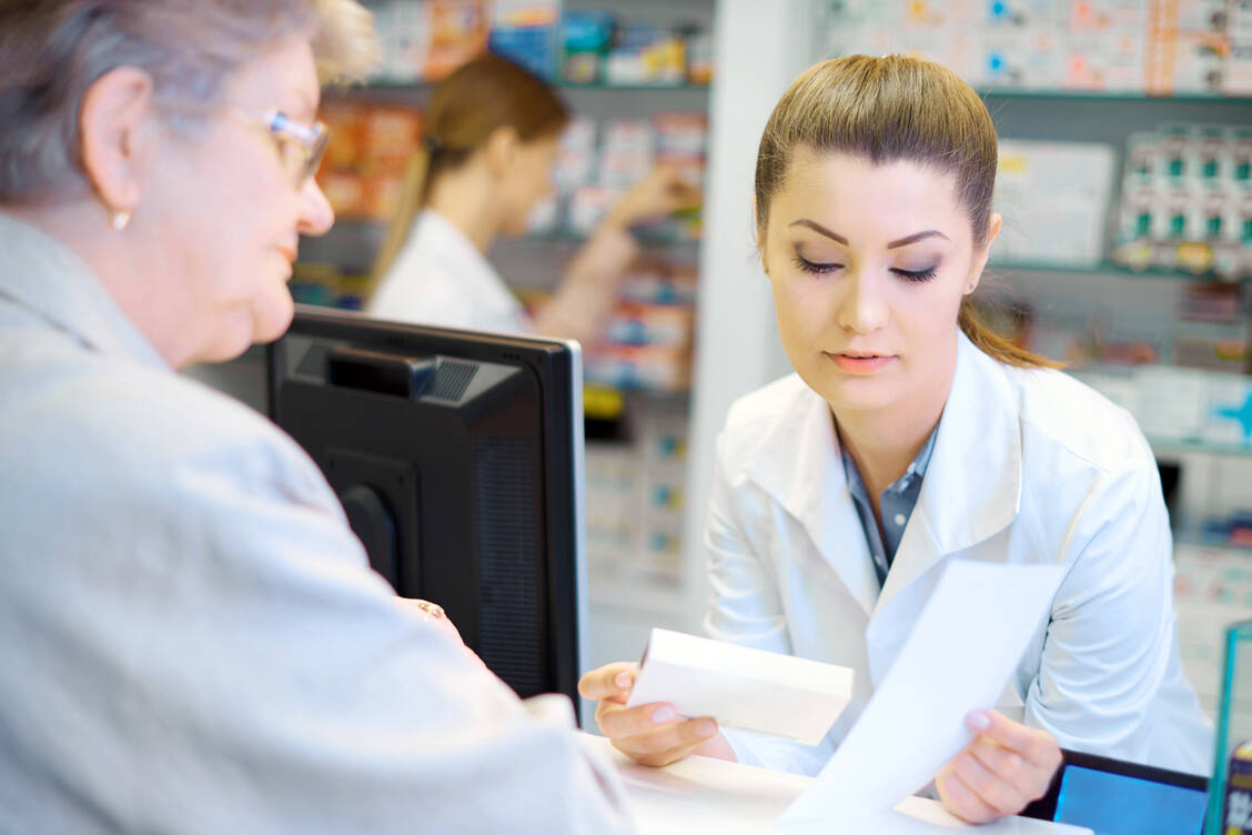 Die Apotheken nehmen mehrere Milliarden Euro an Zuzahlungen für die Kassen ein. / © Getty Images/Anna Bizon