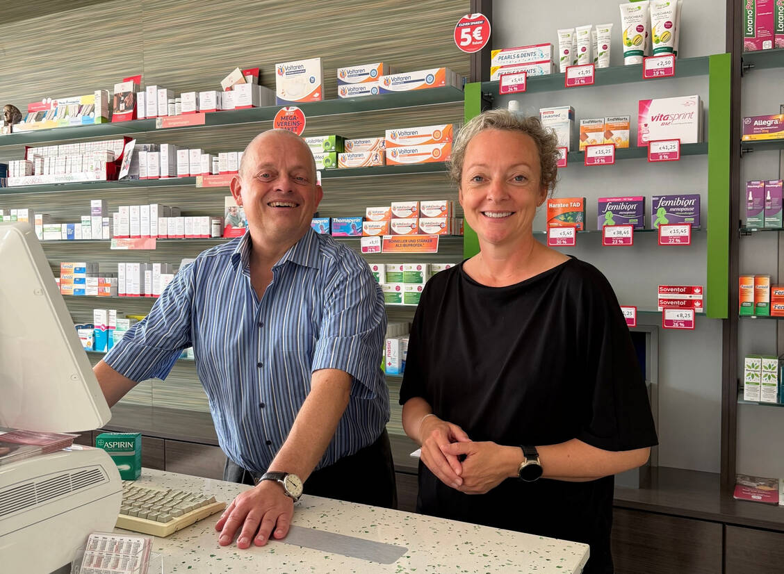 Den Alltag einer Apotheke vor Ort konnte SPD-Bundestagsabgeordnete Nadine Heselhaus bei ihrem Besuch in der Apotheke von Stephan Barrmeyer in Ahaus-Wüllen miterleben. / © AKWL, Talhaui