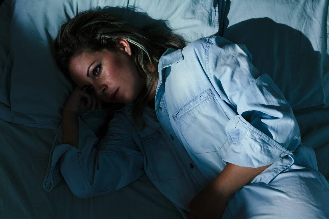 Ohrgeräusche können sich massiv auf sämtliche Lebensbereiche auswirken und auch zu Ängsten, Depressionen und Schlafstörungen führen. / Foto: Adobe Stock/kleberpicui