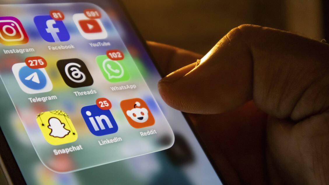 Kündigungen dürfen nicht über Messenger wie WhatsApp ausgesprochen werden.  / © Imago/imagebroker
