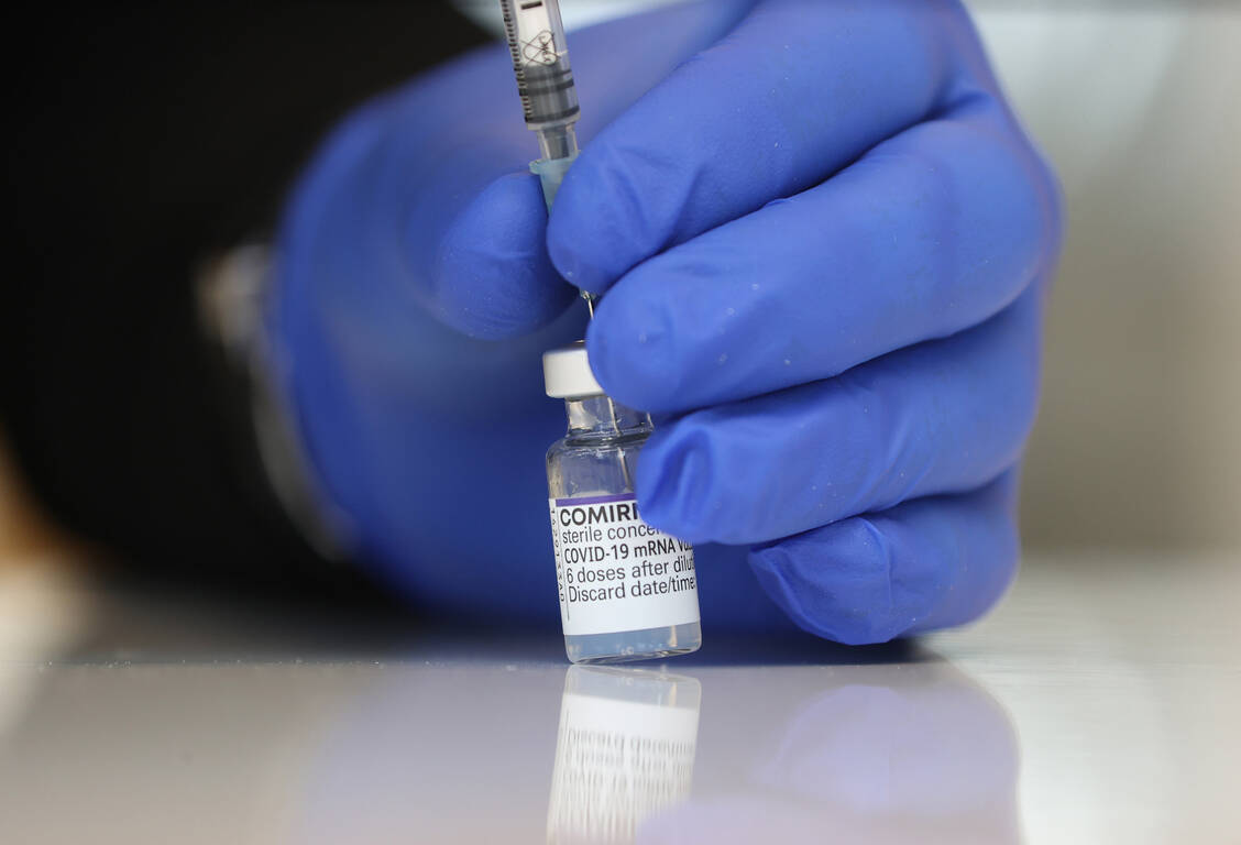 Der Biontech/Pfizer-Impfstoff Comirnaty wird auch in der zweiten Woche des neuen Jahres nur begrenzt auslieferbar sein. / Foto: picture alliance / augenklick/J?rgen Fromme/ firo