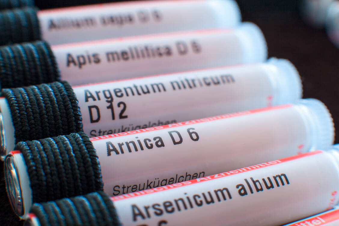 Arnica D6 darf in keiner homöopathischen Hausapotheke fehlen. Die Wirksamkeit der Heilmethode ist allerdings umstritten. / Foto: Adobe Stock/Aycatcher