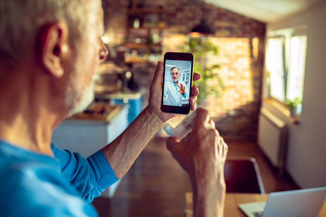 Medizinische Apps können helfen, die Inhalationstherapie bei COPD zu verbessern oder die Atemmuskulatur zu trainieren. / Foto: Getty Images/Geber86