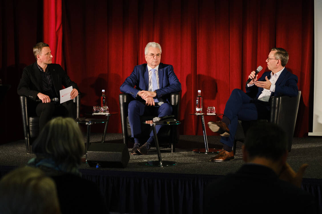 Alexander Müller, Hans-Peter Hubmann und Sebastian Schwintek sprachen über die Folgen des Skonto-Urteils.  / Foto: ABDA/André Wagenzik