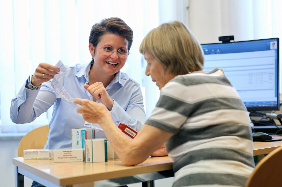 Die Apothekerin Franziska Scharpf führt ein Anamnesegespräch mit einer Altenheimbewohnerin durch. / Foto: Scharpf