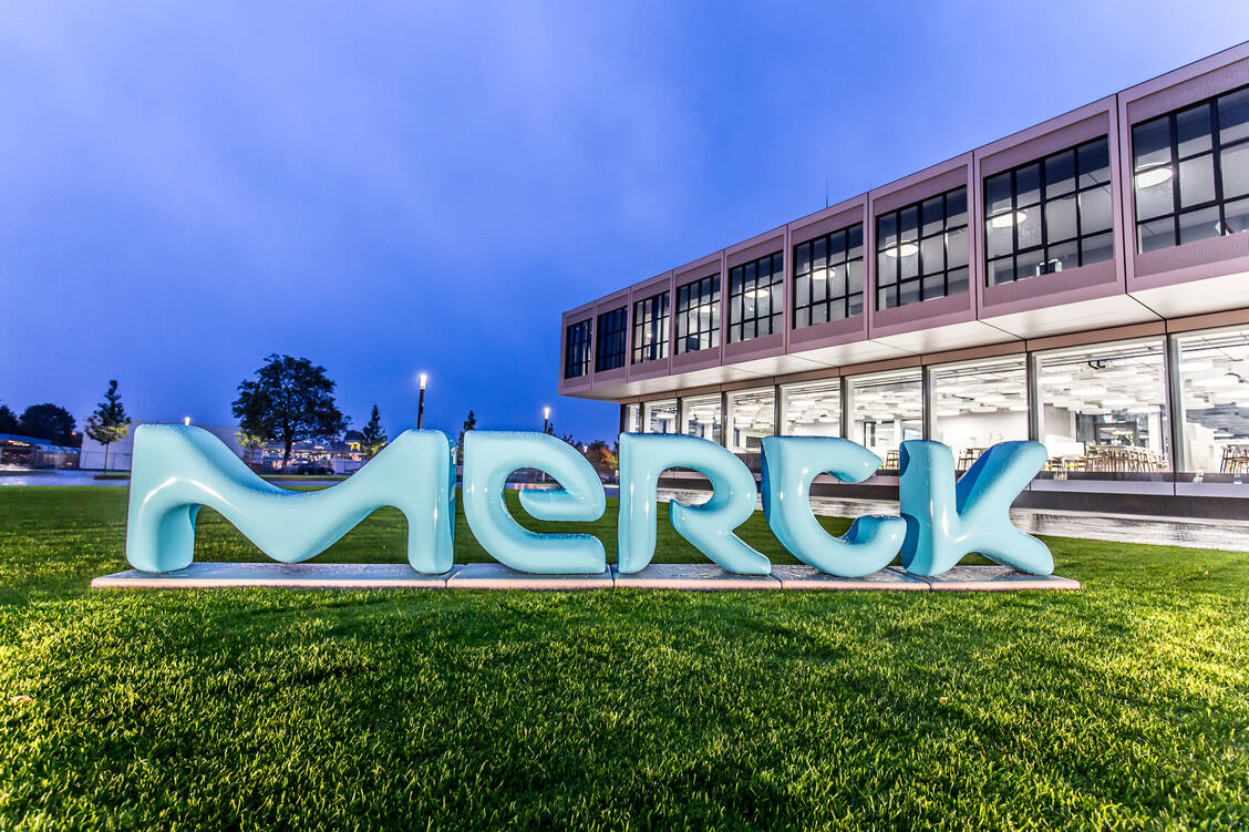 Das Ergebnis vor Zinsen, Steuern und Abschreibungen (Ebitda) ging um 4 Prozent auf 929 Millionen Euro zurück. Der Gewinn brach um mehr als 40 Prozent ein auf 189 Millionen Euro. / Foto: Merck