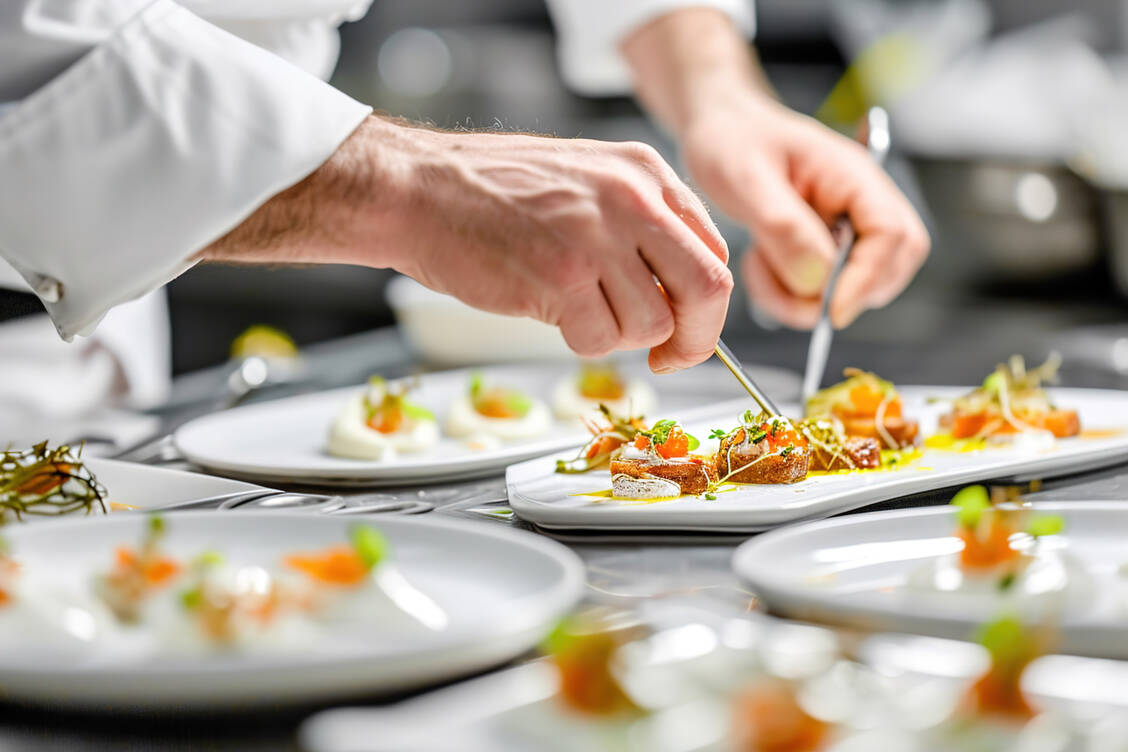 Präzise Kulinarik:  Für eine Sterneküche eignen sich auch Instrumente aus dem OP-Saal wie Pinzetten und Spritzen. / © Adobe Stock/Degimages (KI-generiert)