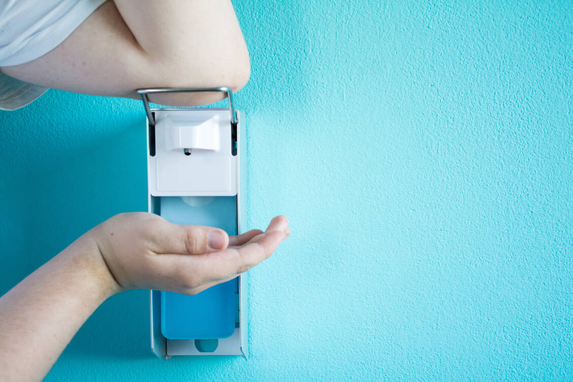 Die Nachfrage nach Desinfektionsmitteln stellt die Produzenten derzeit vor Herausforderungen. / Foto: Adobe Stock/Kunstzeug