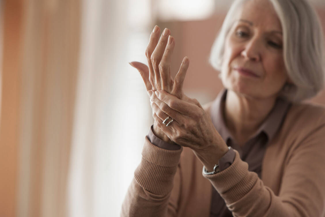 Eine rheumatoide Arthritis beginnt meist mit Schmerzen in den Finger- und Zehengelenken sowie einer Morgensteifigkeit. / Foto: Getty Images/Jose Luis Pelaez