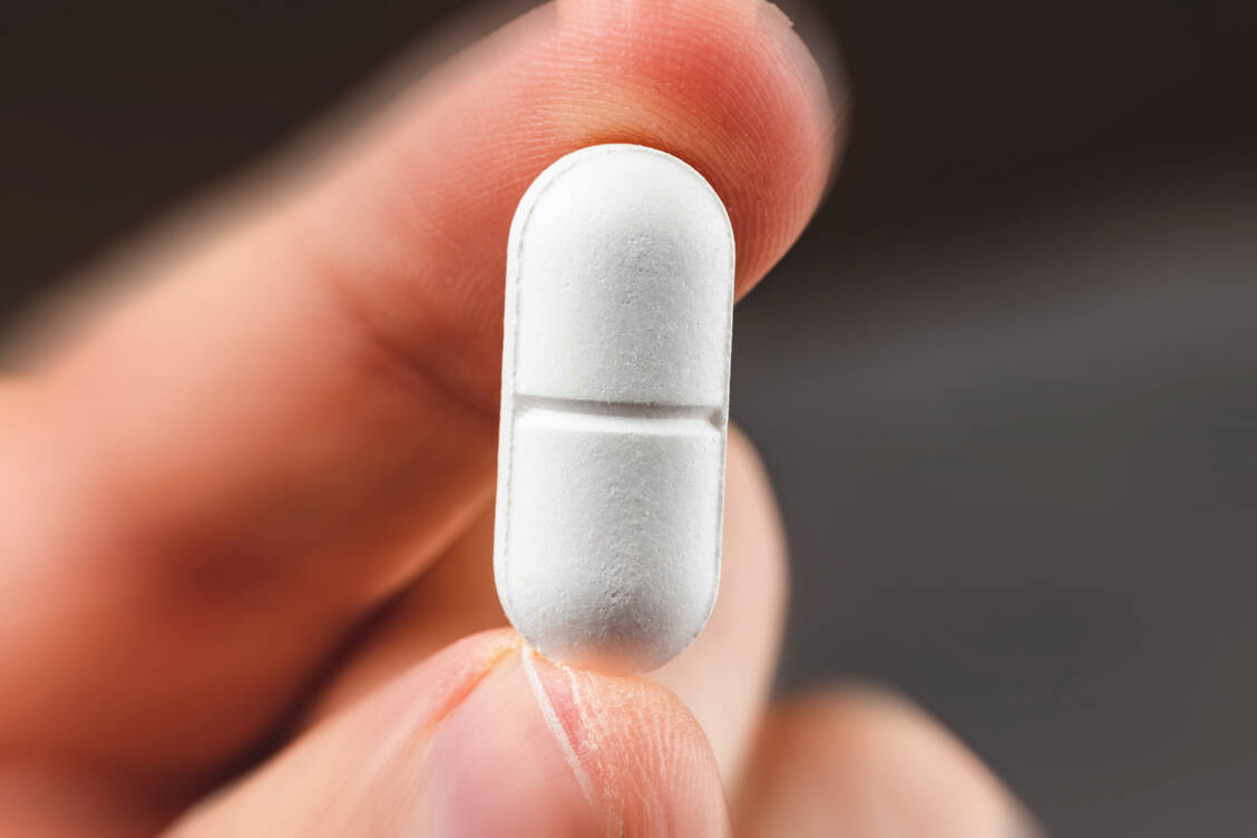 Ibuprofen steht seit Mitte März unter Verdacht, sich negativ bei einer Covid-19-Infektion auszuwirken. Dafür gibt es aber weiterhin keine klinische Evidenz. / Foto: Getty Images/jaouad.K