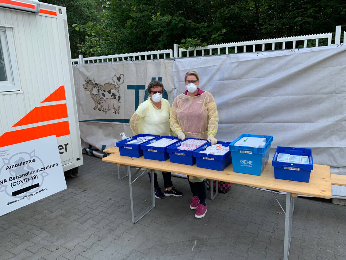 Apothekerin Claudia Scherrer (rechts) mit ihrer Stellvertreterin Susanne Gehring im Corona-Behandlungszentrum auf dem Gelände der Firma Tönnies. / Foto: AKWL