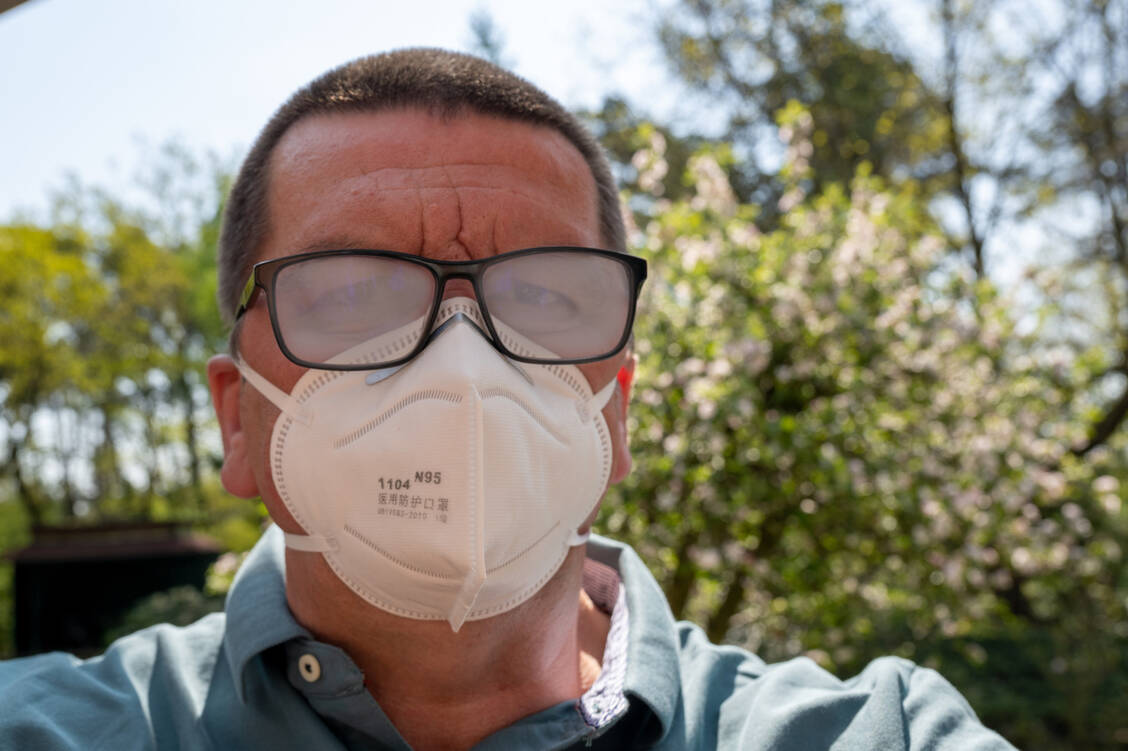 Es mag ja sein, dass Atemschutzmasken unangenehm sind – vor allem für Brillenträger. Eine nennenswerte Behinderung der Atmung stellen sie jedoch nicht dar. / Foto: Adobe Stock/von Lieres