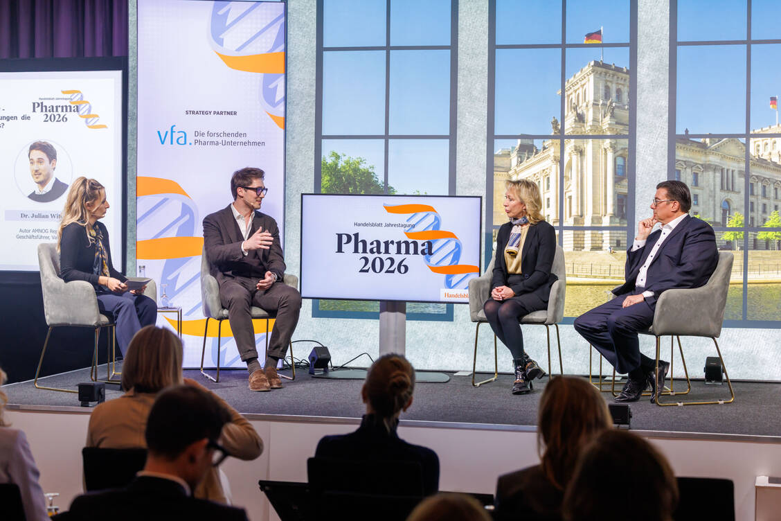 Helena Smolak, Julian Witte, Heidrun Irschik-Hadjieff und Christian Rybak diskutierten über die Preisentwicklung von Arzneimitteln.  / © Dietmar Gust