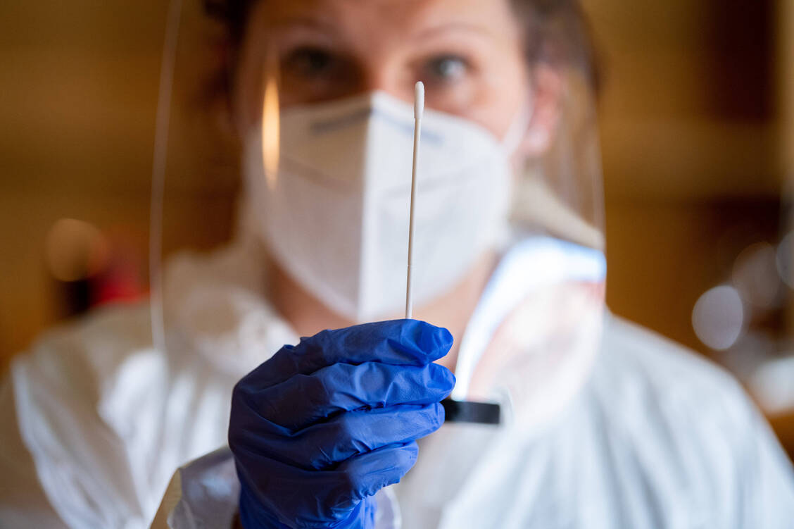 Mund auf, Stäbchen rein. In Tausenden Teststellen können derzeit Coronavirus-Tests durchgeführt werden. Einen Großteil übernehmen dabei Pharmazeuten. / Foto: imago images/Pressedienst Nord