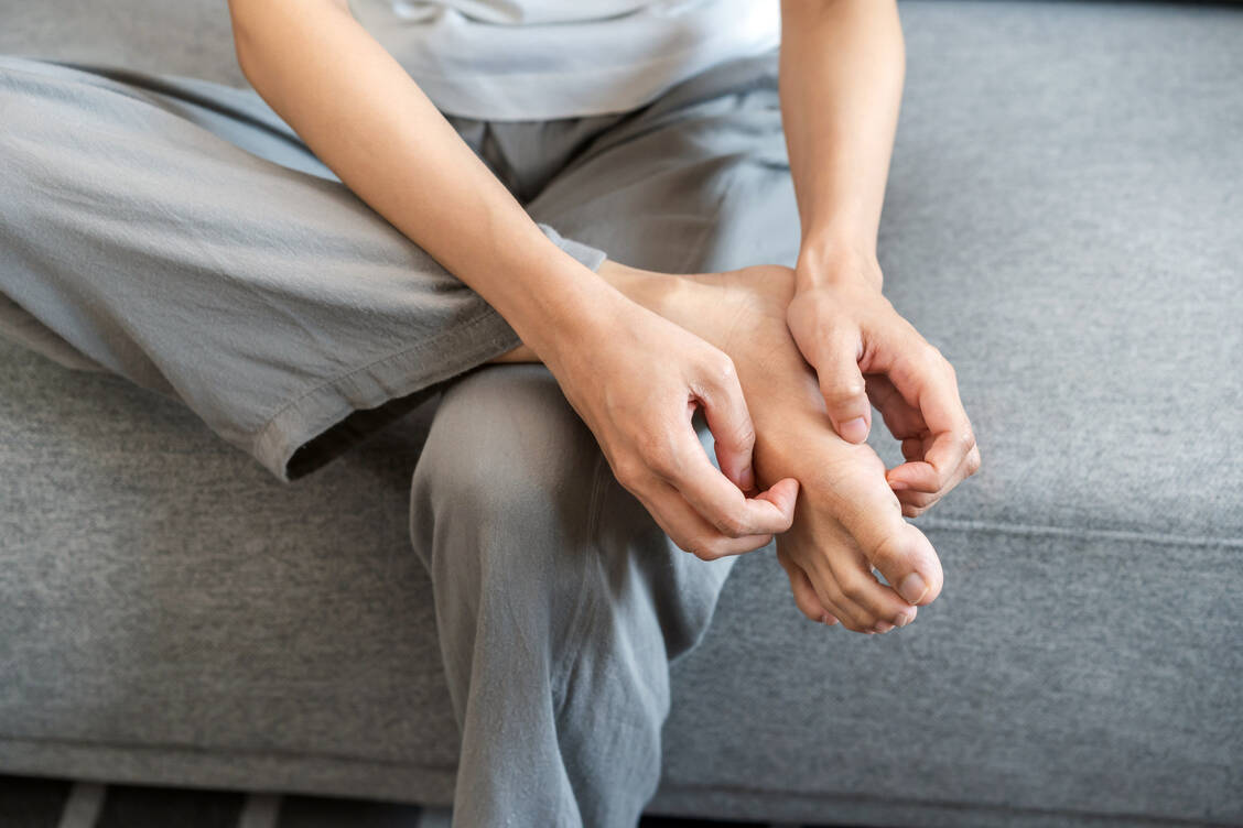 Hautschäden mit Exanthemen, Trockenheit und Juckreiz können als Nebenwirkungen bei vielen Tyrosinkinase-Inhibitoren auftreten. / © Shutterstock/Kmpzzz