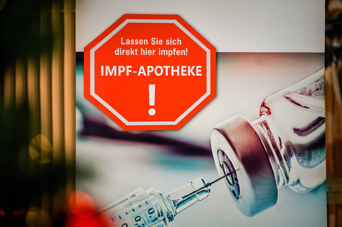 Eine IGES-Studie bestätigt, was für viele auf der Hand liegt: Zusätzliche Impfangebote wie in Apotheken können dazu beitragen, mehr Menschen zu erreichen und die Versorgung zu verbessern. / © Imago/Kerstin Kokoska
