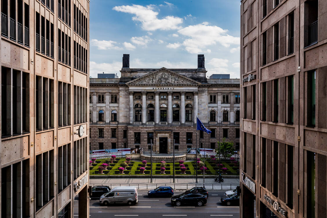 Am 12. Juni wird sich der Bundesrat mit dem Gesetz zur Weiterentwicklung der Apothekenversorgung (Apothekenversorgung-Weiterentwicklungsgesetz – ApoVWG) befassen.   / © Adobe Stock/Sebastian Hesper
