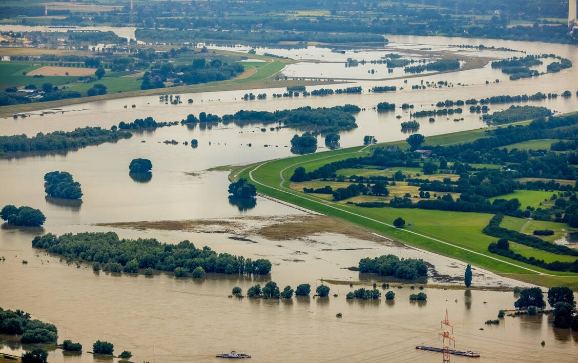 Neben überfluteten Gebieten in Rheinland-Pfalz ist auch der Rhein an manchen Stellen in Nordrhein-Westfalen (hier in Alt-Walsum bei Duisburg) über seine Ufer getreten – mit teils katastrophalen Folgen. / Foto: imago images/Hans Blossey