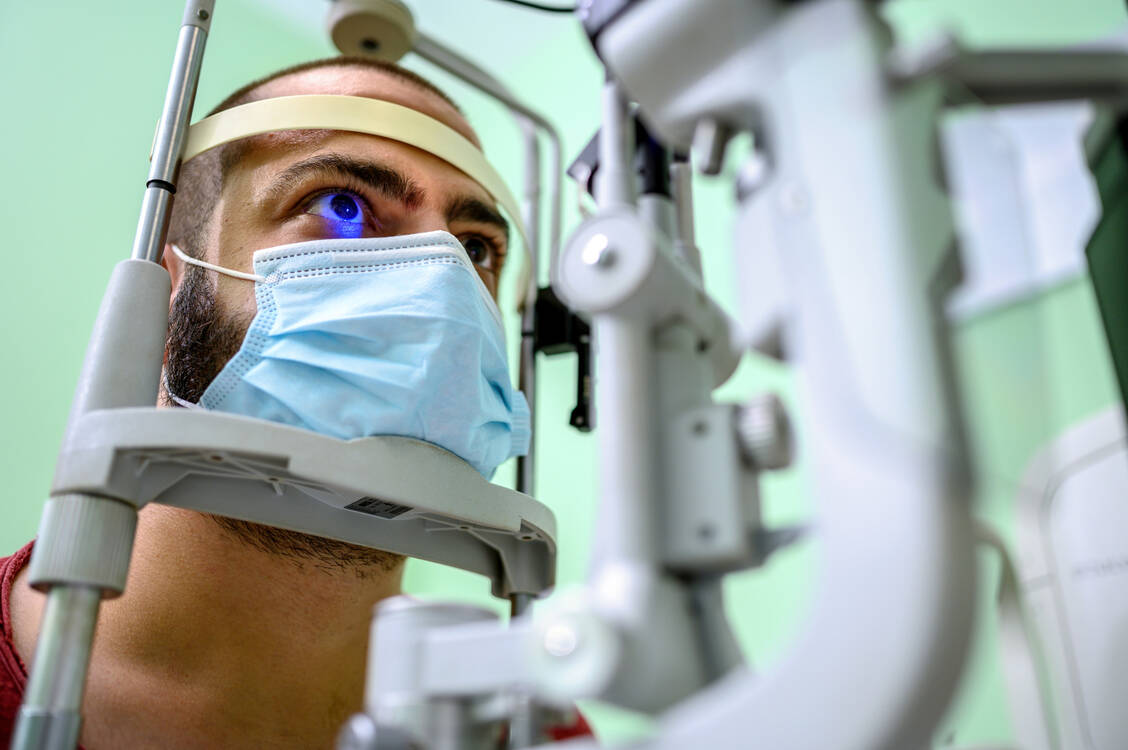 Augenärzte empfehlen eine regelmäßige Glaukom-Früherkennungsuntersuchung ab einem Alter von 40 Jahren. Allerdings ist diese aufgrund mangelnden Nutzen-Nachweises keine Regelleistung der Krankenkassen. / Foto: Getty Images/dardespot
