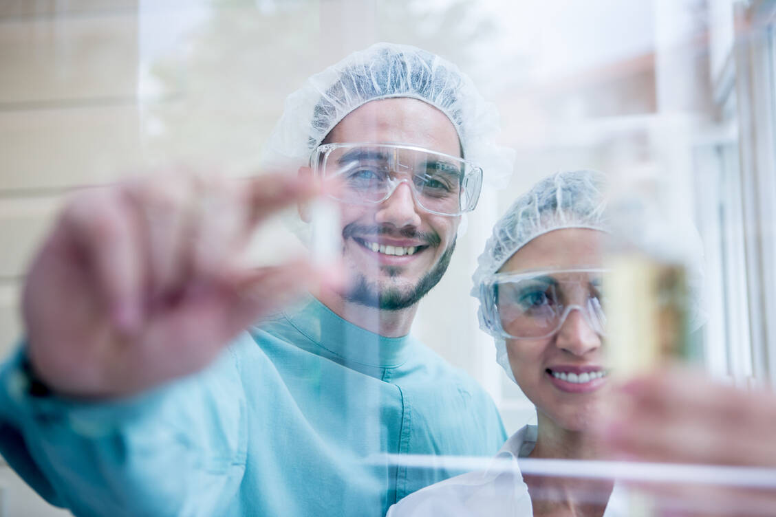 Neben dem Arzneimittel soll künftig der Patient mehr im Mittelpunkt des Pharmaziestudiums stehen. / Foto: Getty Images/Coolpicture