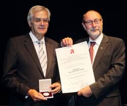 Den langjährigen Vorsitzenden des  Deutschen Apothekerverbandes,  Hermann Stefan Keller (links), zeichnete ABDA-Präsident Heinz-Günther Wolf  mit der Hans-Meyer-Medaille aus. Sein Handeln habe »tiefe, zukunftsweisende Spuren hinterlassen«.