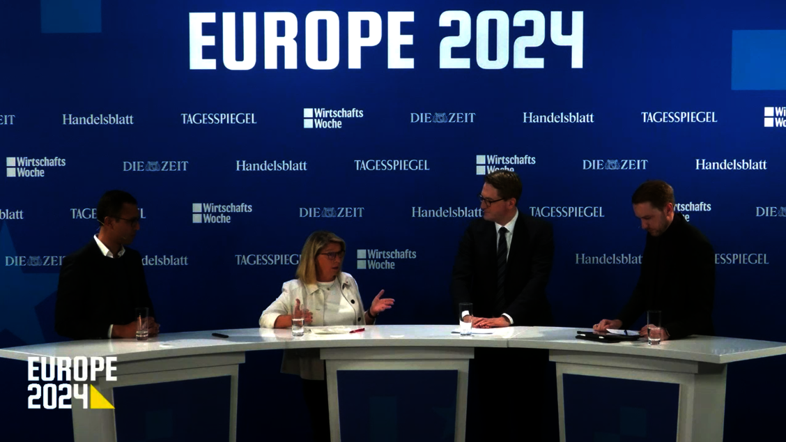 Mridul Agrawal, Gabriele Katzmarek, Andreas Gerber und Moderator Jürgen Klöckner (v.l.n.r.) sprachen über die Zukunft der deutschen Pharmaforschung.  / Foto: Screenshot / Europe 2024