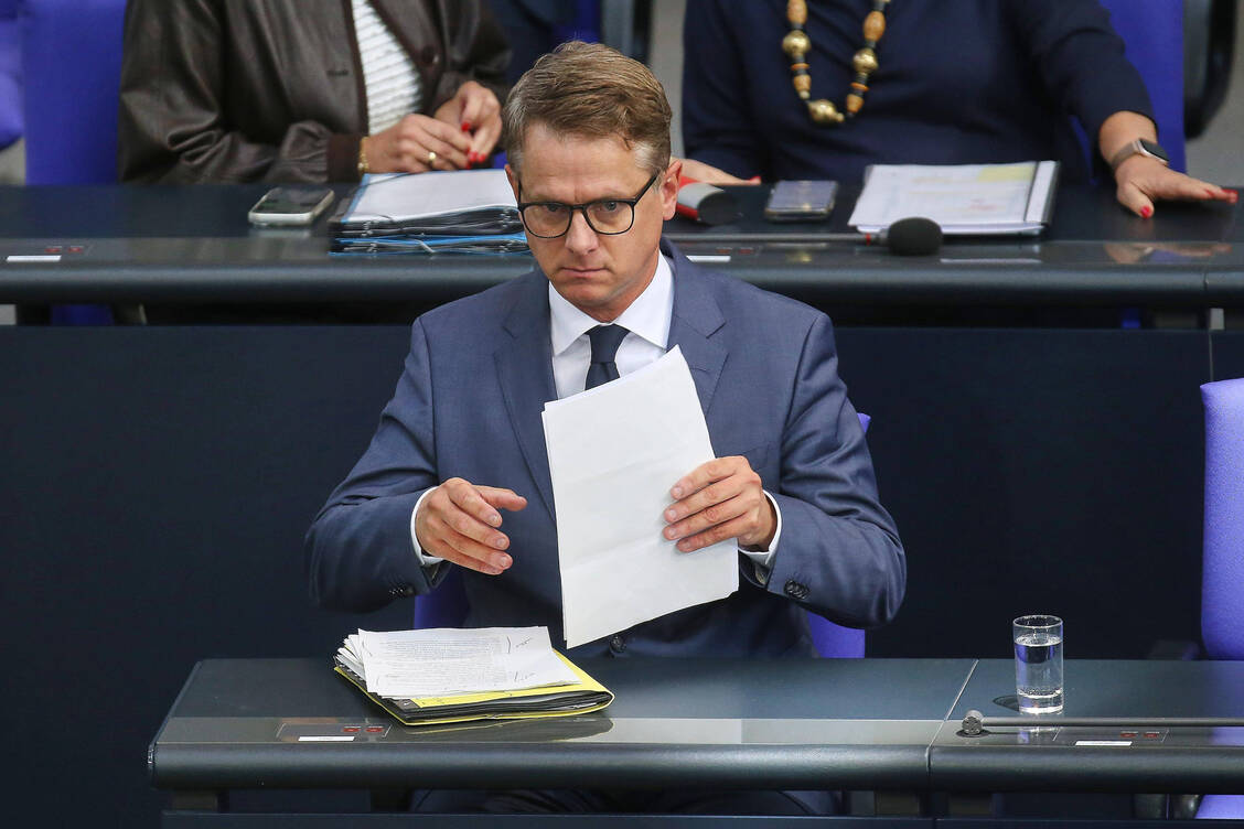 Bundesgesundheitsminister Carsten Linnemann (CDU) führt die prognostizierten stabilen Beitragssätze auf die GKV-Sparvorgaben zurück. / © Imago/dts Nachrichtenagentur