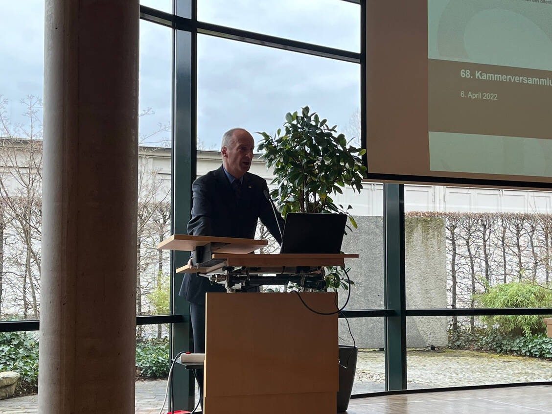 Kammerpräsident Friedemann Schmidt zeigte am Mittwoch in Dresden die wichtige Rolle der Apotheker gerade in Krisenzeiten auf. / Foto: PZ/Kurz