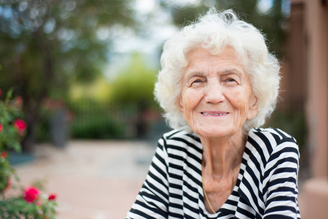 Gesund alt zu werden, wünschen sich viele Menschen. Die Anti-Aging-Forschung sucht nach Wegen, dieses Ziel zu erreichen. / Foto: Getty Images/ivanastar