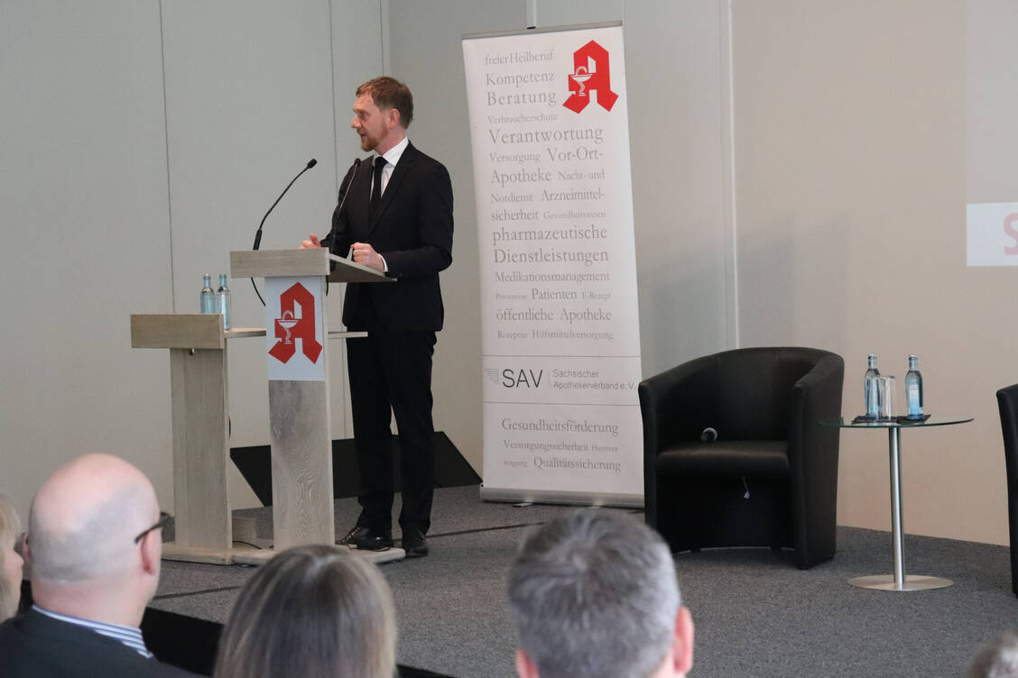 Sachsens Ministerpräsident Michael Kretschmer (CDU) will eng mit Sachsens Apothekerschaft zusammenarbeiten um die flächendeckende Arzneimittelversorgung zu stabilisieren und die Vor-Ort-Apotheken zukunftsfest zu machen. / Foto: SAV