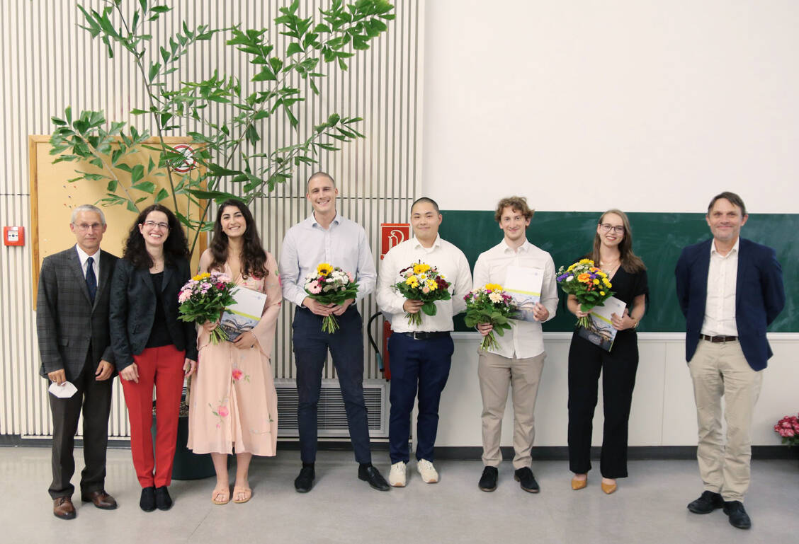 Fünf Absolventen und Absolventinnen mit der Traumnote 1.0 / Foto: Annelie Pott