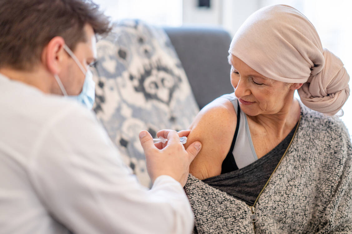 Therapeutische Impfstoffe sollen schon bald die Krebstherapie erweitern und neue Optionen für schwerkranke Menschen eröffnen. / Foto: Getty Images/FatCamera
