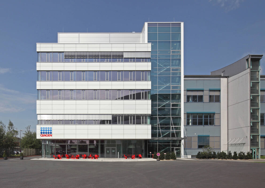 Kaufinteressenten nicht überzeugend genug: Qiagen, das seinen größten Standort in Hilden bei Düsseldorf hat (Foto), setzt in Sachen Geschäfte weiter auf die eigene Kraft. / Foto: Qiagen/rehfeld-fotografie