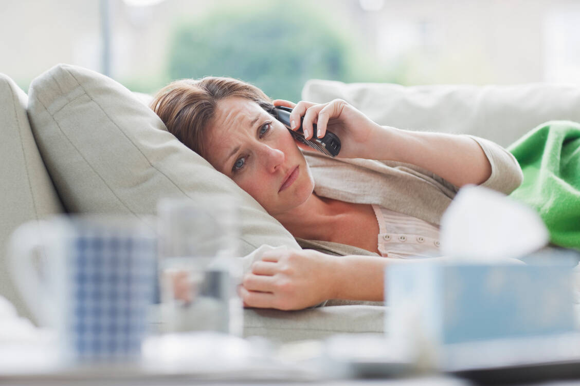 Neuerdings gilt, dass Hausärzte ihre Patienten mit leichten Atemwegsbeschreibungen auch telefonisch für bis zu fünf Tage krank schreiben dürfen. / Foto: Getty Images/Tom Merton