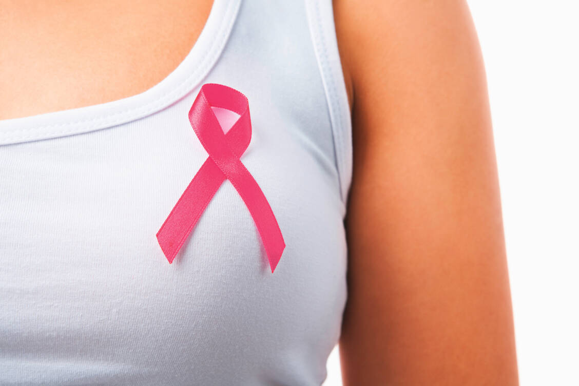 Für Frauen mit fortgeschrittenem Brustkrebs steht jetzt eine neue Therapieoption zur Verfügung – aber die Krebszellen müssen bestimmte Mutationen aufweisen. Dies erfordert eine genetische Testung vor der Therapieentscheidung.  / Foto: Shutterstock/OtnaYdur