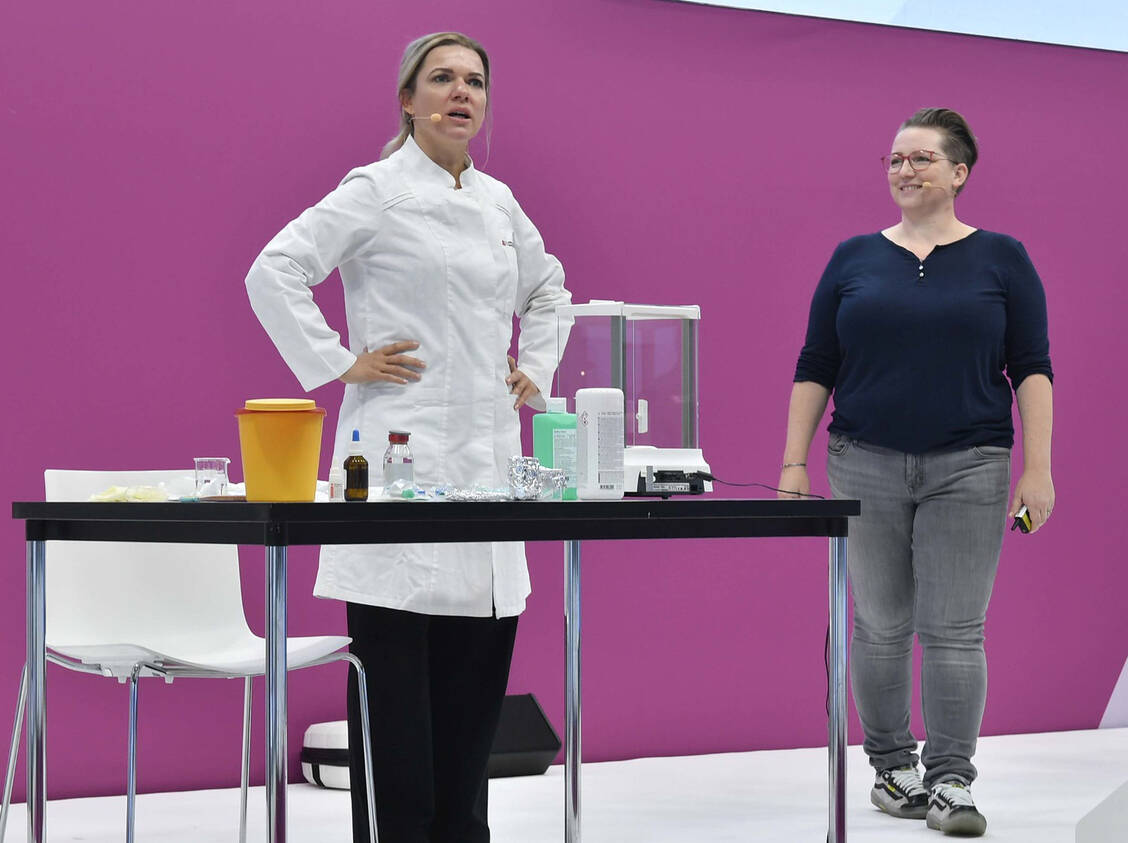 Sandra Barisch (links) vermittelt unterhaltsam Wissenswertes aus der Rezeptur.  / © Avoxa/Expopharm