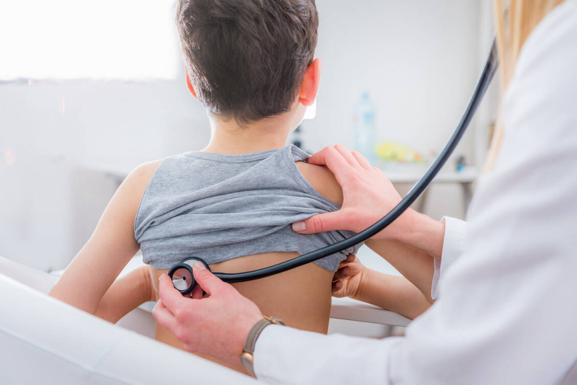 Mit modernen Medikamenten kann die Lungenfunktion von Patienten mit zystischer Fibrose sehr gut erhalten werden. / © Adobe Stock/Microgen